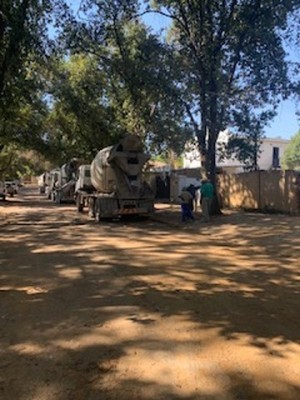 Concrete-trucks-waiting-for-a-slab-to-be-placed